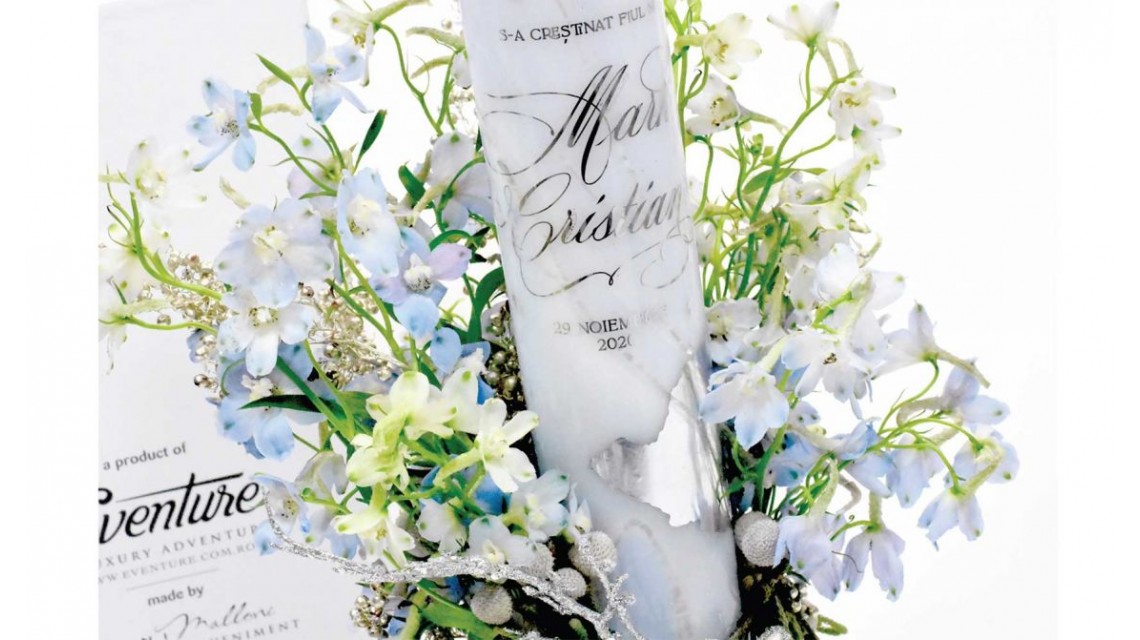 Lumanare botez scurta cu flori naturale delphinium si folie argintie personalizata 10